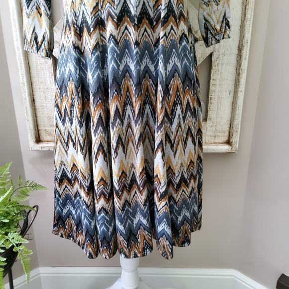Rabbit Women's Petite 3/4 Sleeve Shift Midi Swing Dress Gray Gold Chevron Print - Picture 4 of 7